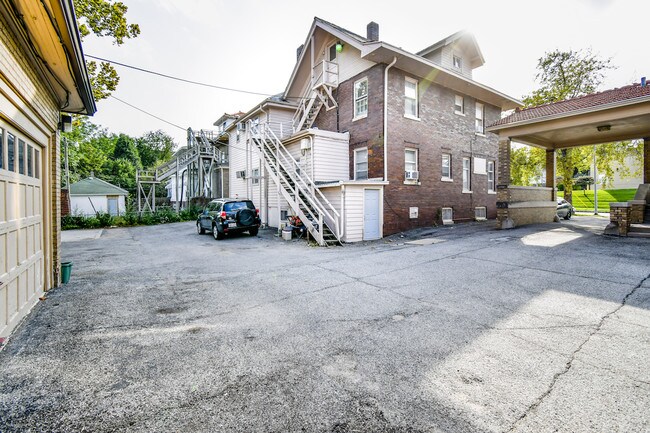 Building Photo - 115 S 38th Ave