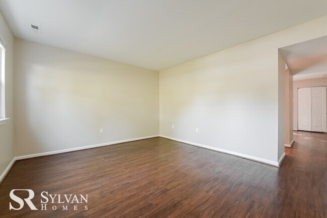 Building Photo - Charming 3BR 1.5BA townhome