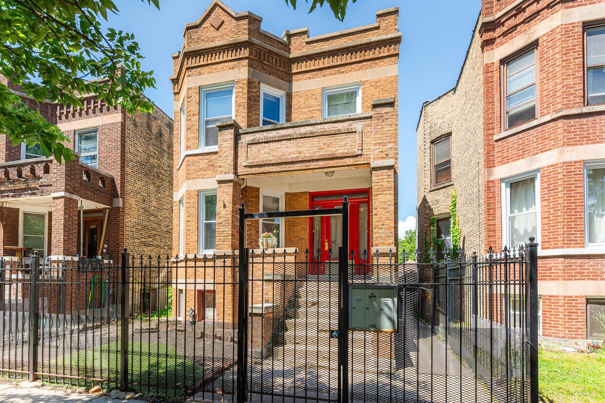 Foto principal - 2946 N Springfield Ave