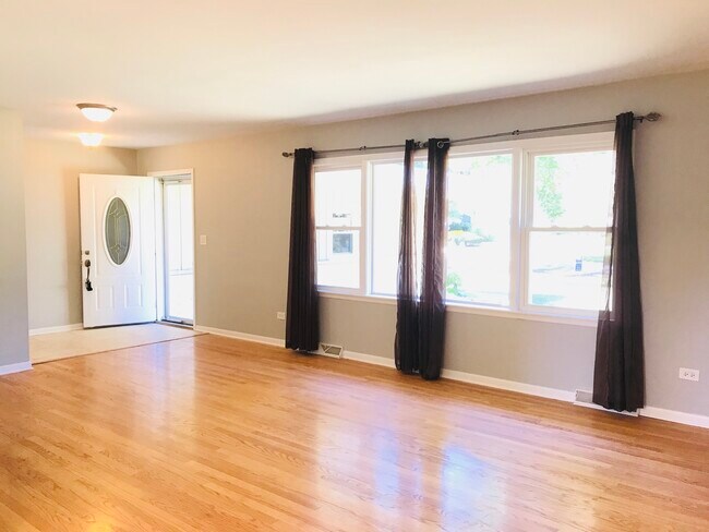 Foto del edificio - 724 Burning Tree Ln