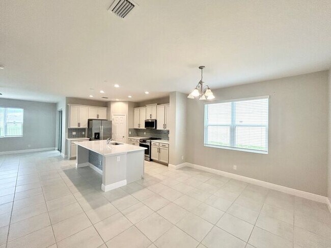 Foto del edificio - Elegant 5/3 Wilshire Model House with Cove...