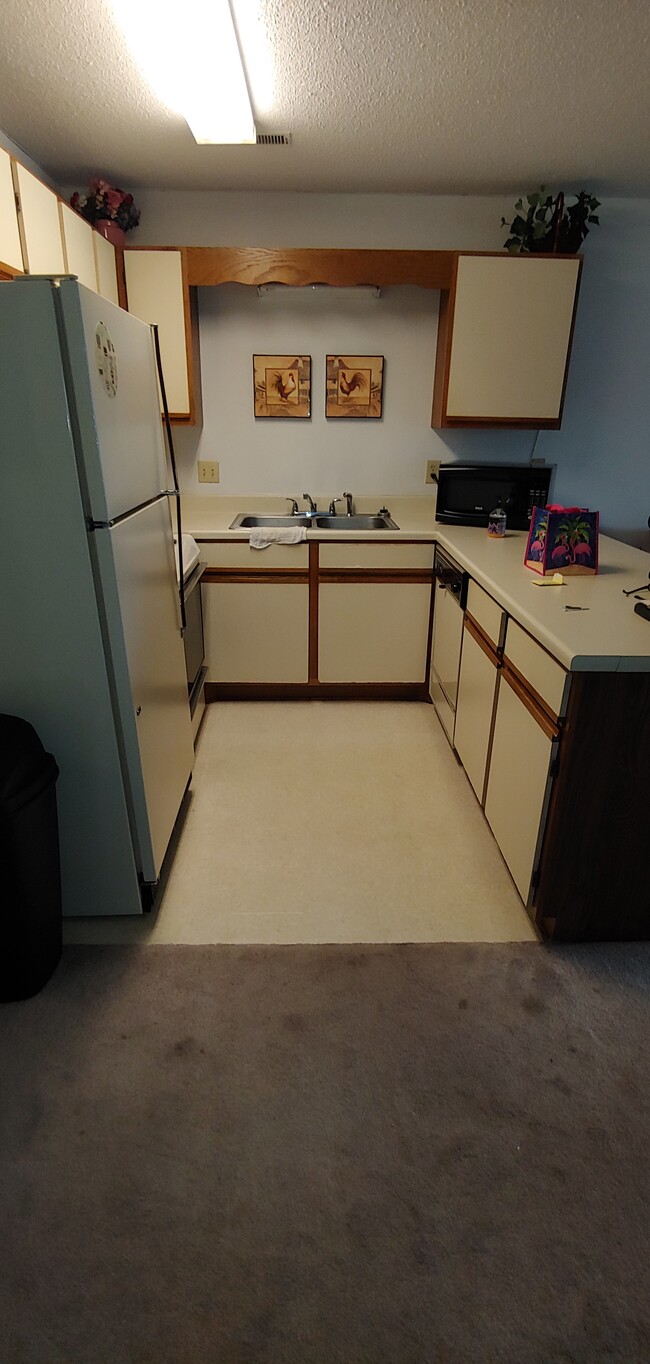 Building Photo - 500 Fairway Village Dr