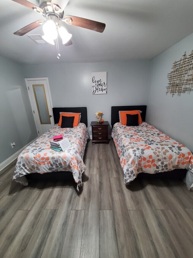 Habitación doble de invitados con TV - 818 Lee Andrews Ave SE