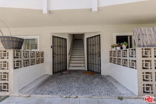 Photo - 1426 S Orange Grove Avenue Unit 8 House