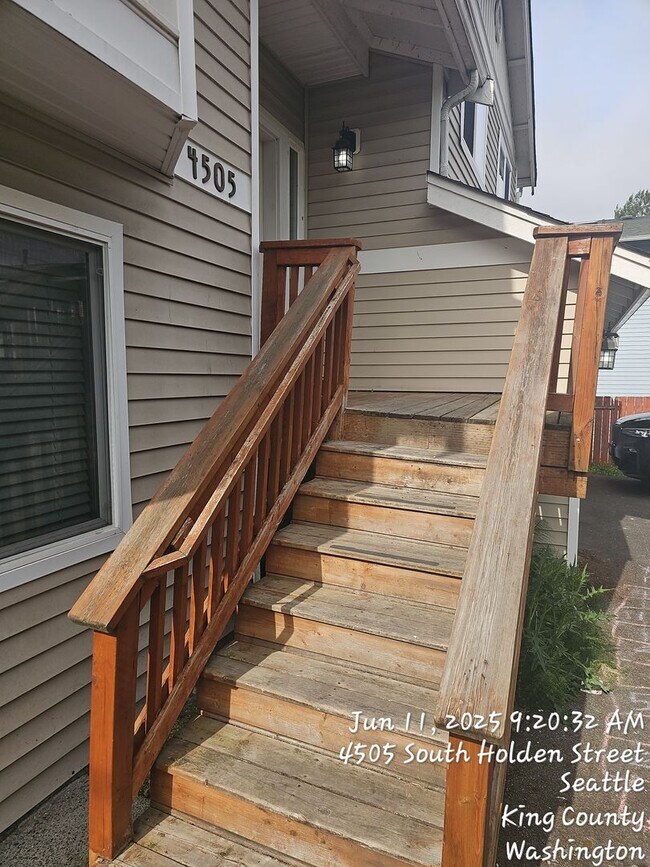 Building Photo - South Seattle split level home - 5 bedroom...