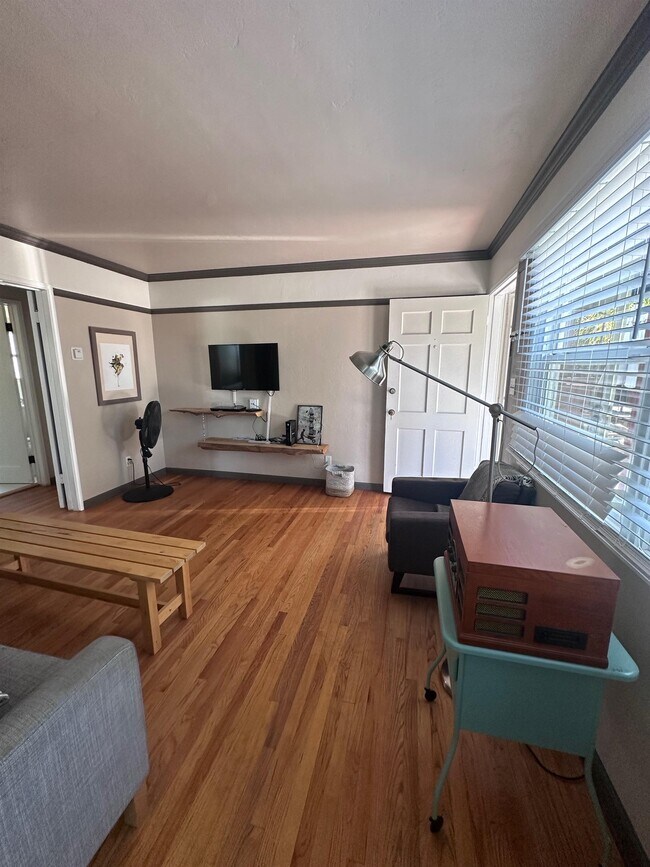 Building Photo - 4449 Dawson Ave