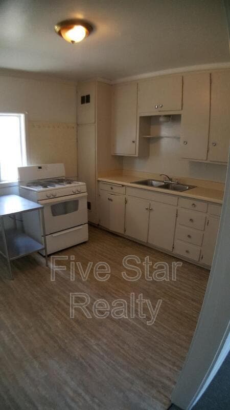Building Photo - 1220 Blue St