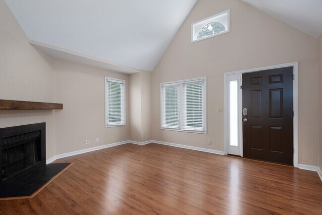 Foto del edificio - Updated Condo Steps from Vanderbilt with P...
