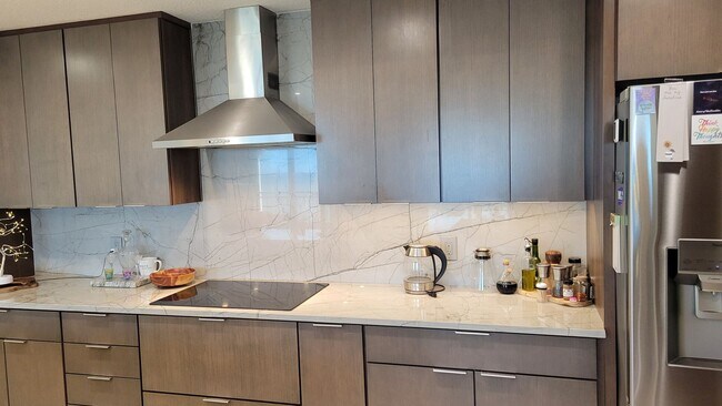 Building Photo - Seasonal only-beautifully renovated downtown 2/2 with full Bay View