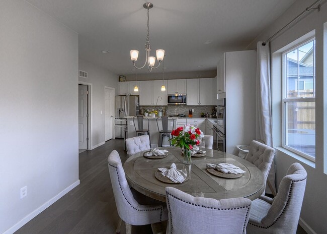 Building Photo - Impressive 4 Bed, 4.5 bath home in the Whe...