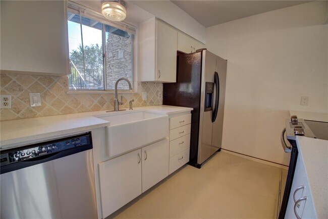 Building Photo - 1304 Mariposa Dr