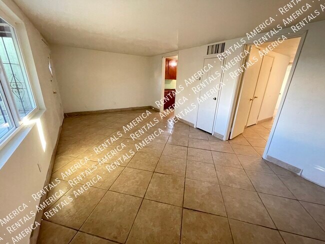 Building Photo - 2477 N Alvernon Way