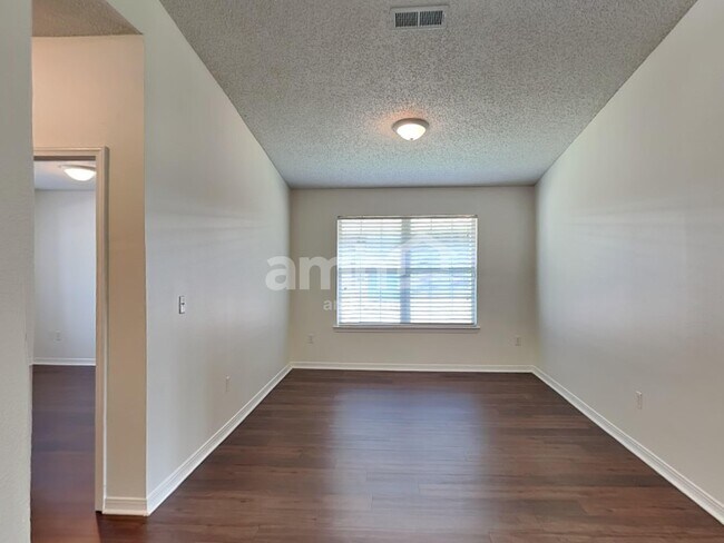 Foto del edificio - 7319 Bunker Ct