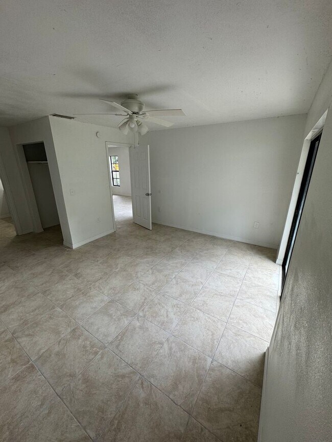 Foto del edificio - Charming 2-Bedroom Duplex on a Private Cor...
