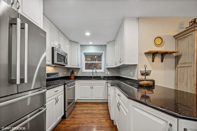 Building Photo - 3217 N Kenmore Ave