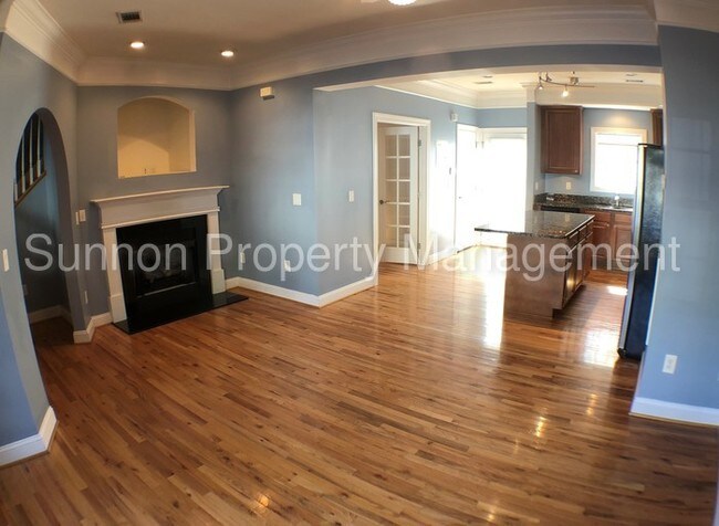 Foto del edificio - Charming 2BR + Den 2.5BA Townhome w/ Garage!