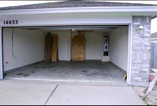 Building Photo - Nice home on The Island and just 1 mile from the beach, Large Master suite with dual closets