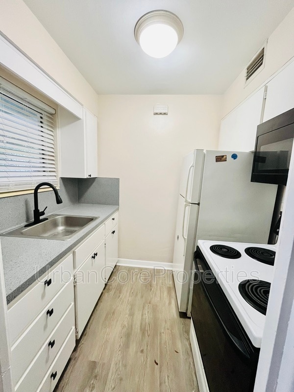 Building Photo - 450 14th Ave N