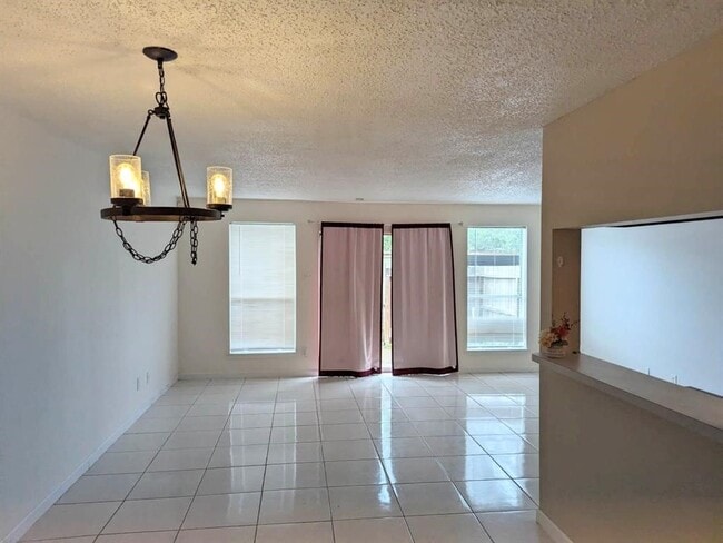 Foto del edificio - 15516 Weldon Dr