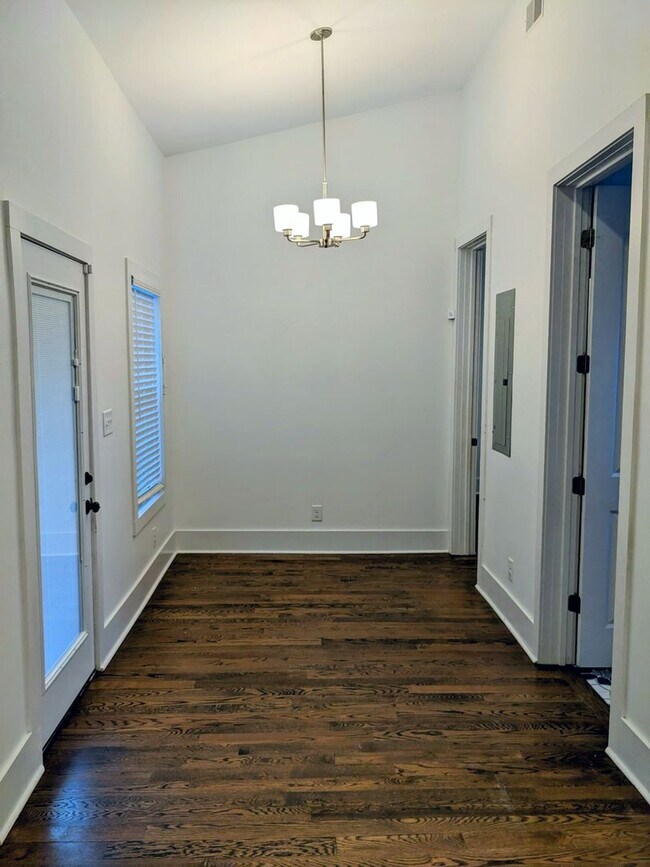 Building Photo - Beautiful Bungalow Right Off Meeting