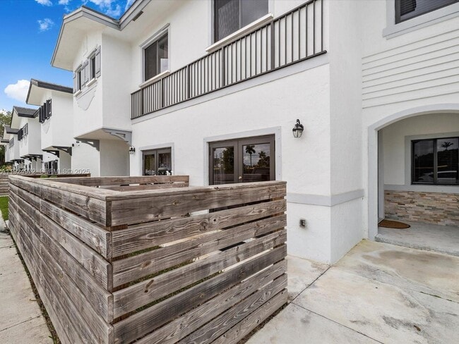 Foto del edificio - 13344 Tropical Ave