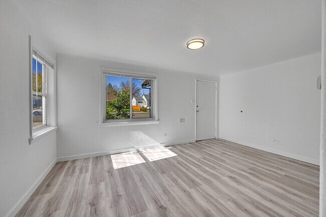 Foto del edificio - $2,450 - 3 Bed, 1 Bath Newly Updated Home ...