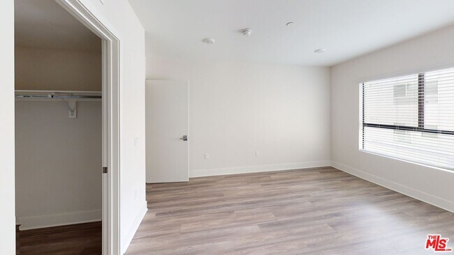 Foto del edificio - 5030 Rosewood Ave