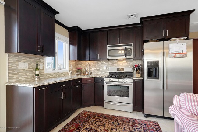 Building Photo - 308 9th Ave