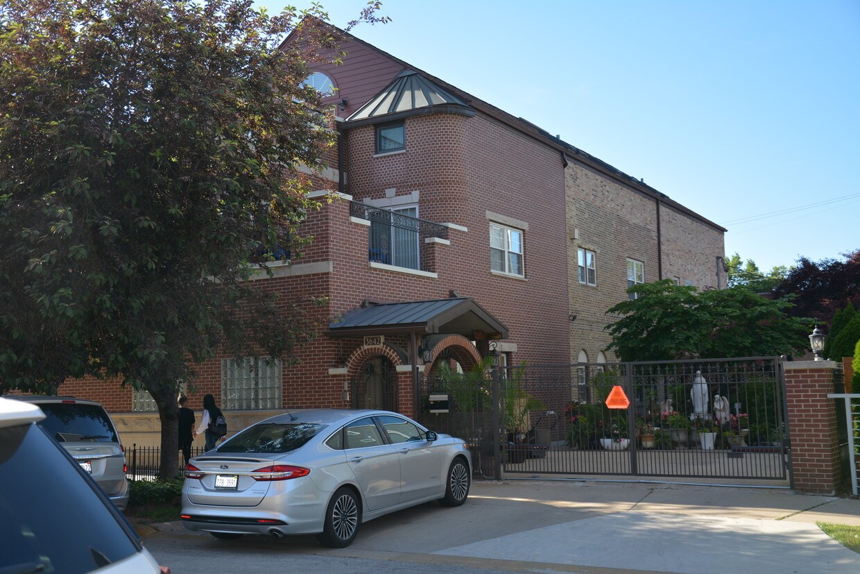 Primary Photo - 3642 W George St