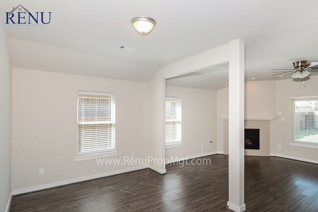 Building Photo - AVAILABLE NOW FOR A SELF GUIDED TOUR!