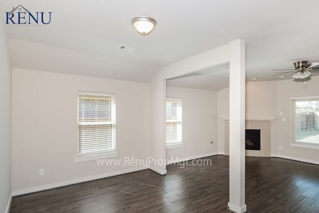 Foto del edificio - AVAILABLE NOW FOR A SELF GUIDED TOUR!