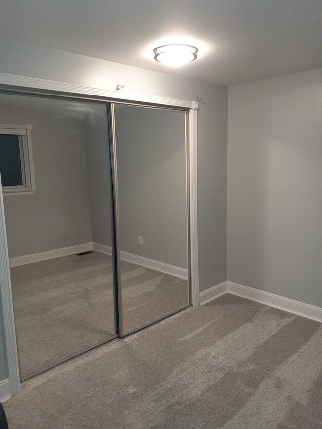 Building Photo - Saline Townhome