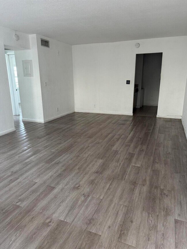 Building Photo - 10202 Twin Lakes Dr
