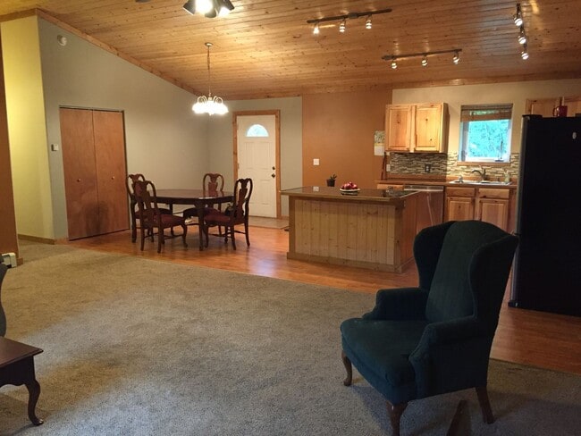 Building Photo - 3 bed/2 bath/ 2 car garage home in NP avai...