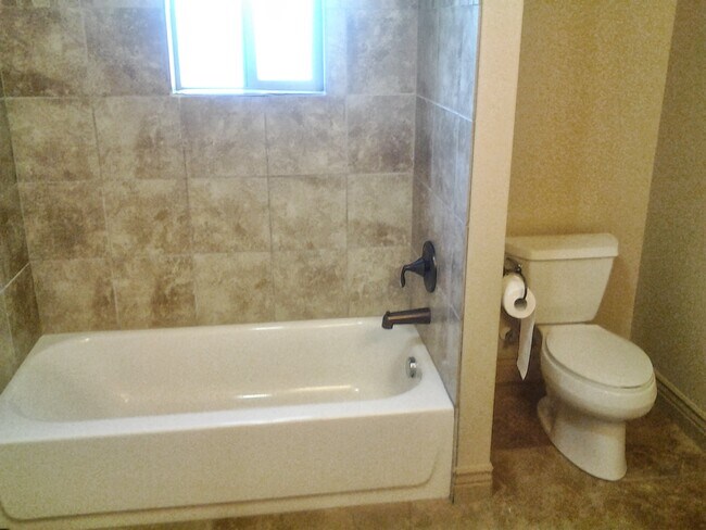 large bathroom - 507 E Oak Ln