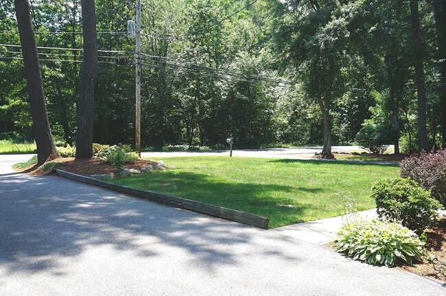 Foto del edificio - 273 Forge Village Rd