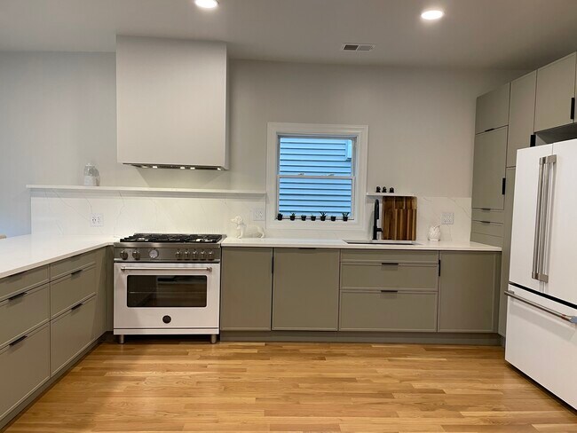 Kitchen - 2721 N Marshfield Ave