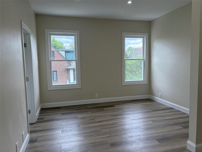 Foto del edificio - 74 Rossmore Ave