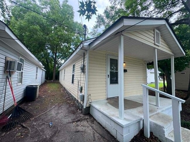Building Photo - 613 E Johnston-AVS
