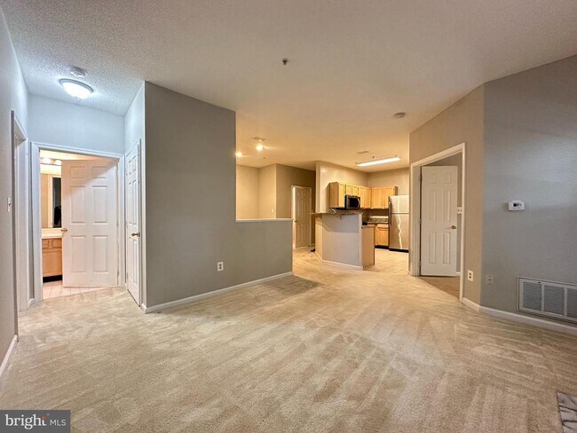 Building Photo - 1700 Lake Shore Crest Dr
