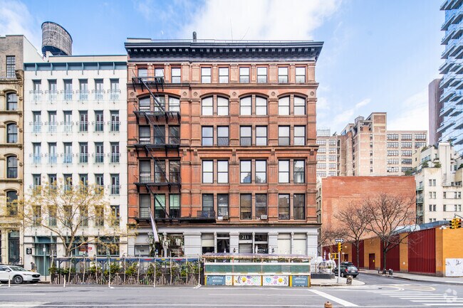 Foto del edificio - 211-215 W Broadway