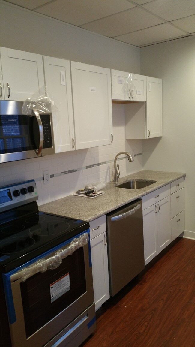 Building Photo - 552 Main St