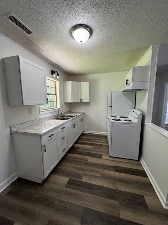 Building Photo - 50% OFF FIRST MONTH'S RENT!! 1 Bed 1 Bath Apartment with Water and Trash included