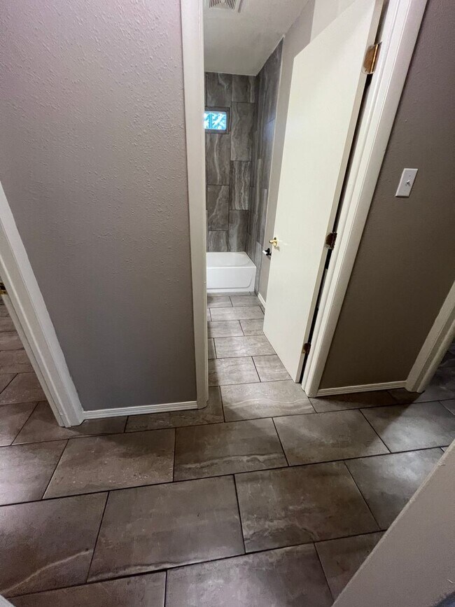 Building Photo - 2 Bed, has extra room which could be 3rd b...