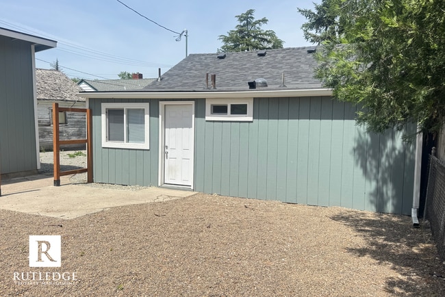 Building Photo - Cute & Cozy Cottage 1 Bedroom / 1 Bath - New Remodel