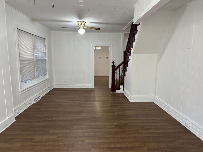 Building Photo - Beautiful 5 bedroom 2 bath Reading home