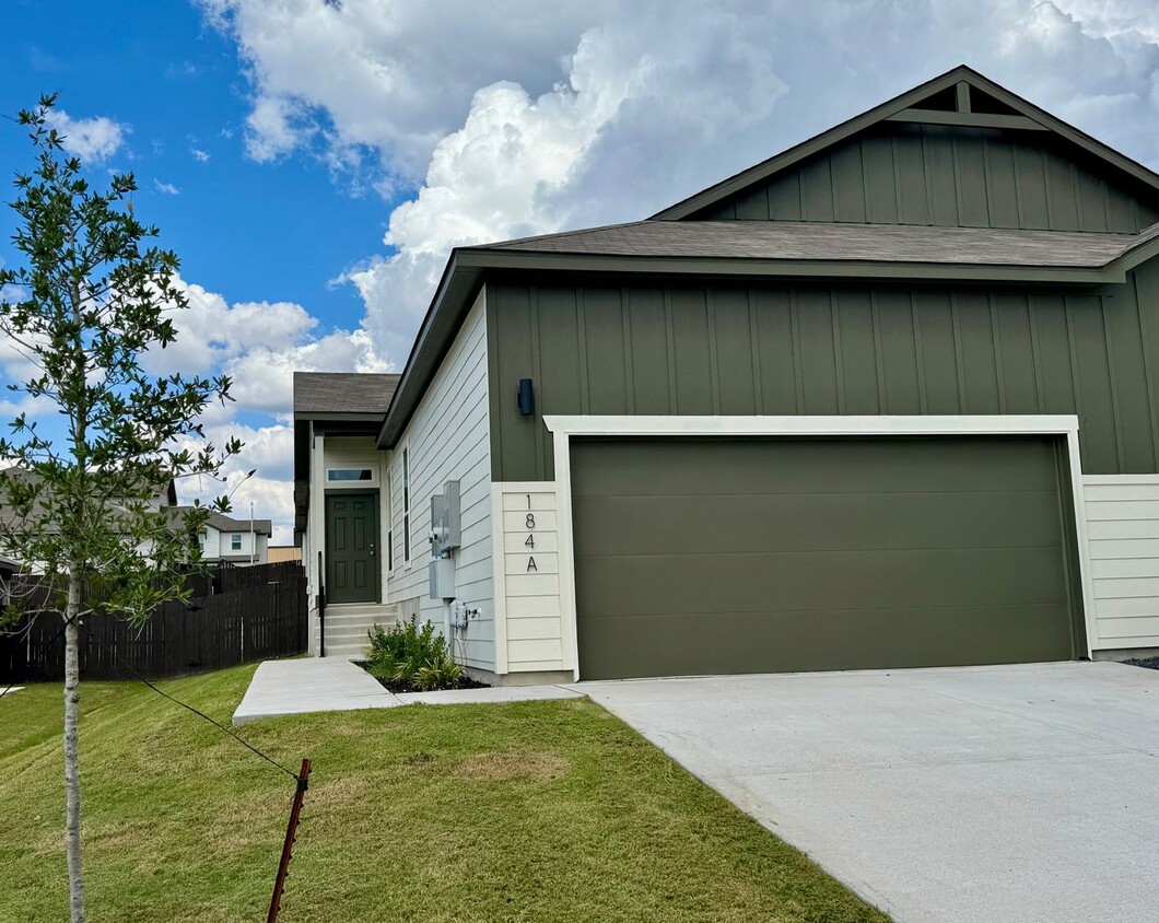 Foto principal - Stunning 3x2 Luxury Duplex in Buda, TX!
