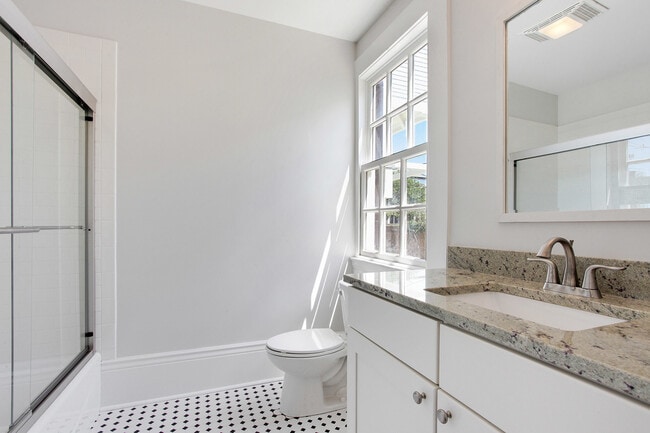 Foto del edificio - 1BR In Gorgeous Newly Restored Garden District Mansion