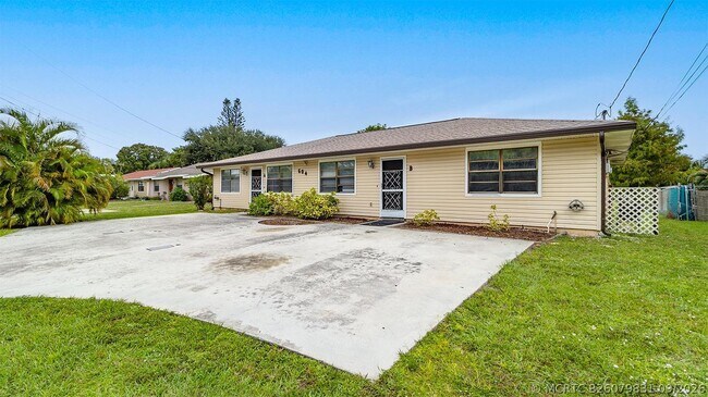 Building Photo - 604 Roselyn Ave