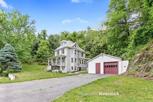 Foto del edificio - Large Home in Glen Rock right next to the ...